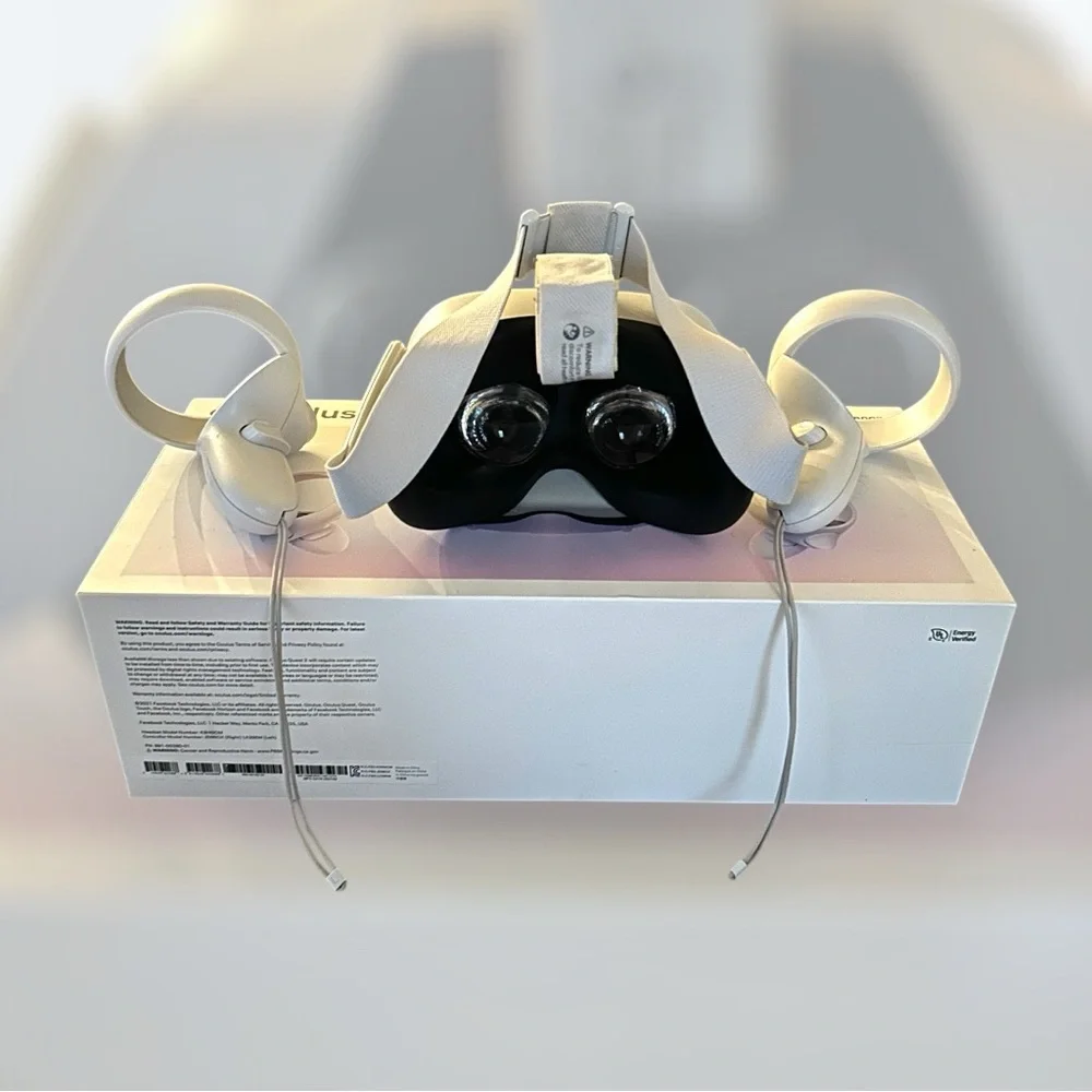Oculus White Standalone VR Headset with Touch Controllers